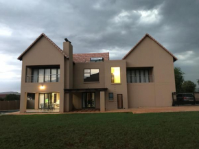 Гостиница Rugari Villa  Hartbeespoort